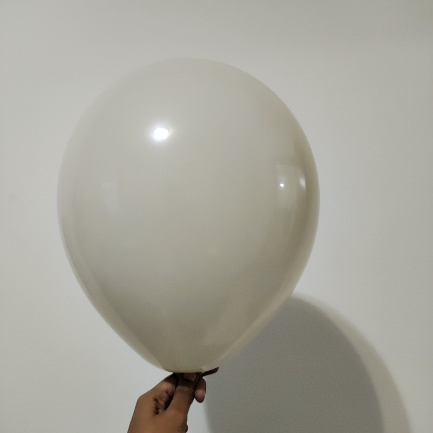 Beige / cream balloon p006